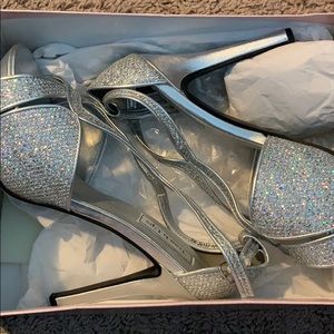 Touch Ups Women’s Tiara Sandal, Silver Glitter